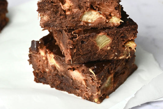 Drei gestapelte Stückchen vegane Rhabarber-Erdbeer-Brownies