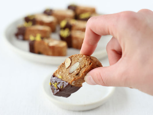 Glutenfreie Cantuccini mit Schokoladenecke und Zitronenschale