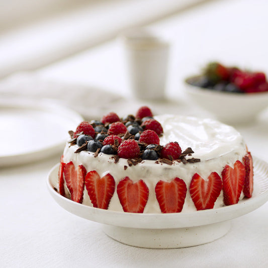 Schokoladenkuchen mit Cheesecake-Creme, Früchten und Schokolade