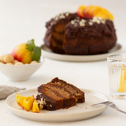 Marmorkuchen mit Nektarinen und Macadamianüssen