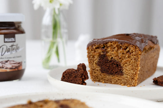 Veganer Rührkuchen mit verstecktem Motiv und  Schoko-Creme bestrichen