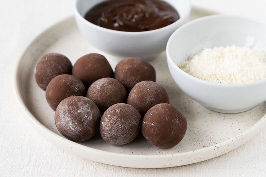 Vegane Mochi mit Schokocreme und Kokosraspeln