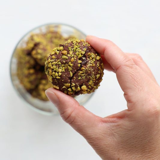 Vegane Schoko-Cookies im Pistazienmantel