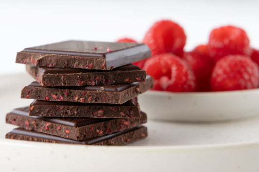 Himbeerschokolade mit frischen Himbeeren