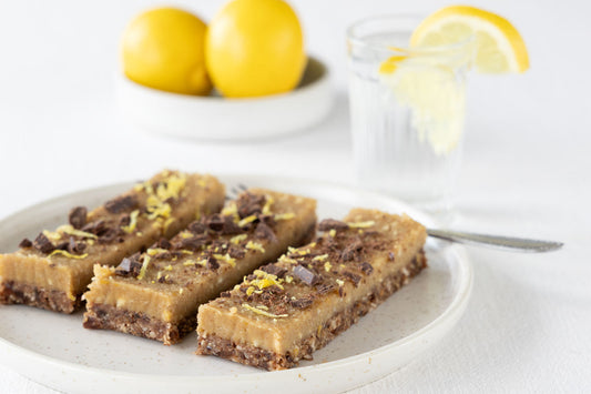 No Bake Zitronenriegel mit schokoladig nussigem Boden