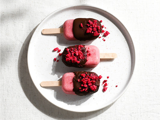 Veganes Rhabarber-Erdbeer-Eis mit Schokomantel