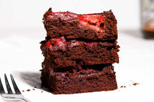 Drei gestapelte Stückchen vegane Erdbeer-Brownies