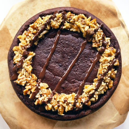 Haselnuss-Schokoladen-Kuchen mit Krokant