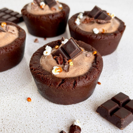 Brownie-Cups mit Schokoladenfüllung und Schokoladentopping