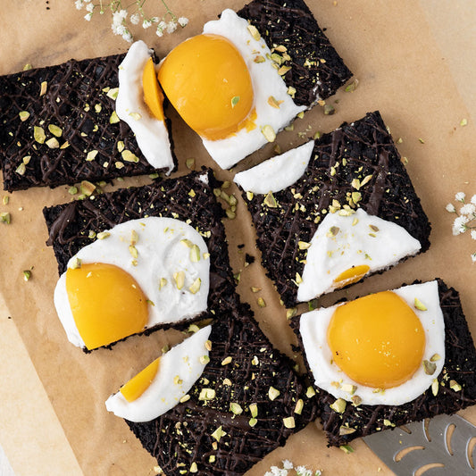 Brownies mit Fake-Spiegeleiern und gehackten Pistazien