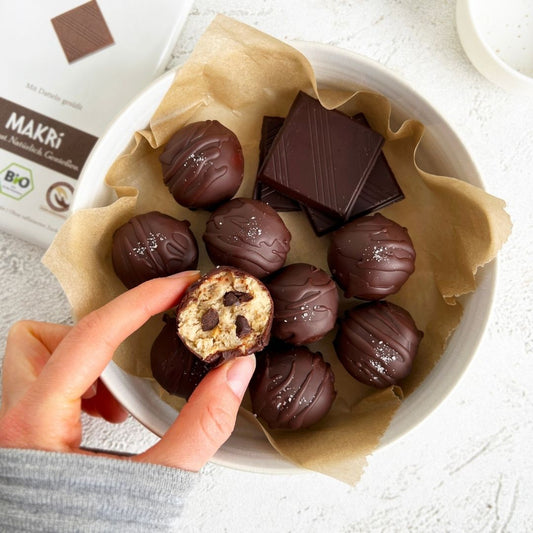 Cookie Dough Balls mit Kakaonibs, Kichererbsen und Schokohülle