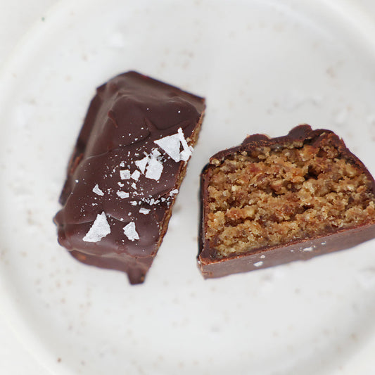 Salzkaramell mit Tahini und Schokoladenmantel