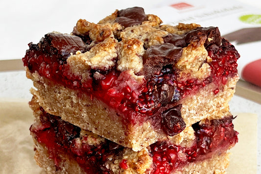 Beeren Crumble Bars mit Beerenfüllung, Crumbles und Schokolade als Topping