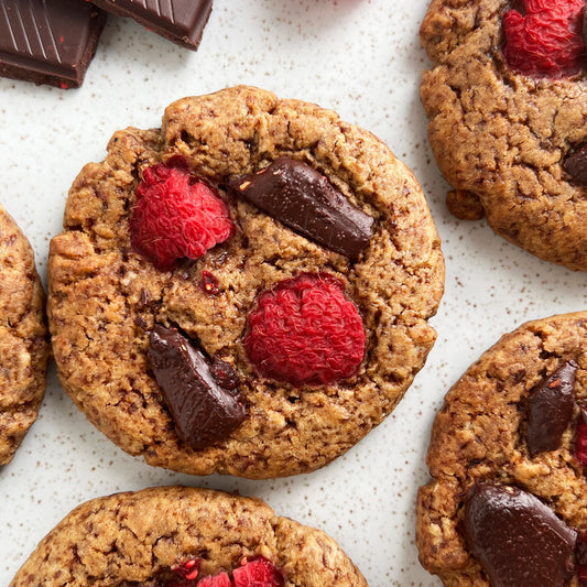 Cookie mit Himbeeren und gehackter Schokolade getoppt