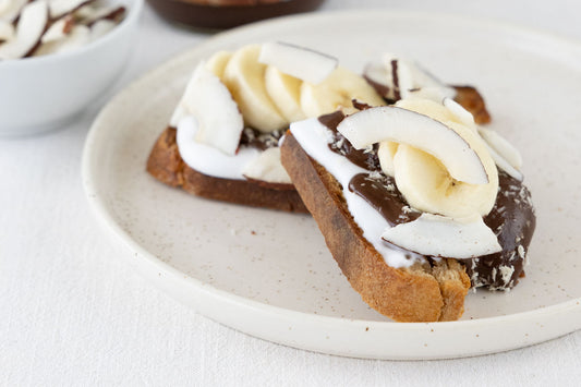 Bounty-Toast mit Banane, Kokosjoghurt und Kokosraspeln