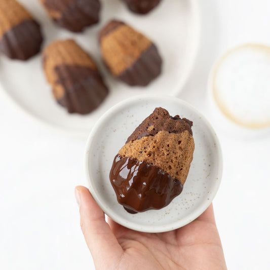 Feines veganes Madeleine aus frankreich auf einem kleinen Teller