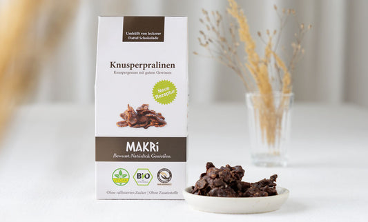 MAKRi Knusperpralinen in der Verpackung und nebendran die ausgepackten Crossies