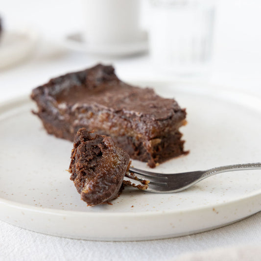 Stück einer veganen No-Bake Peanut Butter Tarte