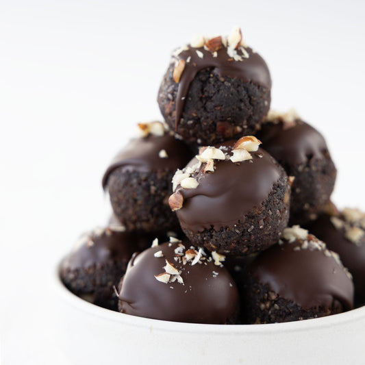 Espresso-Schoko-Energy Balls gestapelt in einer kleinen Schale