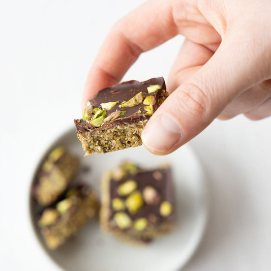 Stück eines veganen Schokoladen-Sprudelkuchens mit Schokoladenguss