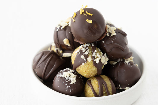 Zitronenpralinen in einem Schälchen