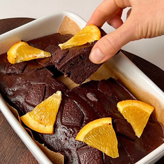 Brownies mit Orangenschnitzen verziert