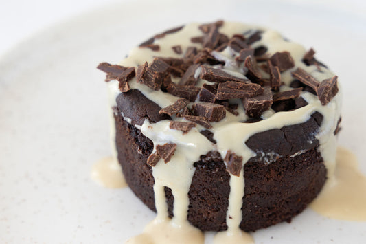 Schokoküchlein mit Mandelmus und gehackter Schokolade