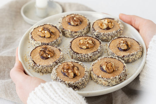Vegane Kissinger Nussplätzchen mit Aprikosenfüllung auf einem Teller präsentiert