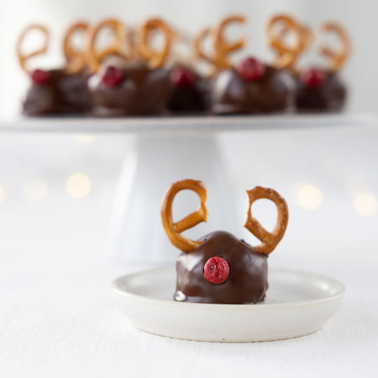 Schoko-Nuss-Trüffel im Rentier-Look mit Geweih aus Salzbrezeln und einer Cranberry-Nase.