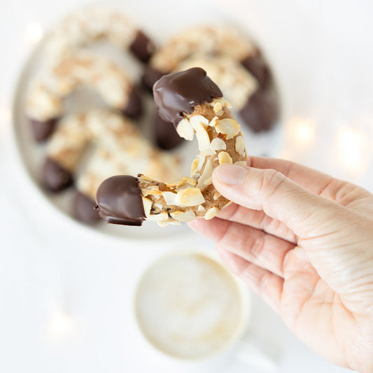 Vegane Mandelhörnchen mit Dattel Schokolade