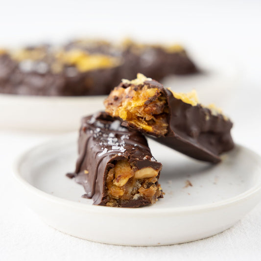 Selbstgemachte vegane Butterfingers mit Schokoladenmantel und etwas Meersalz