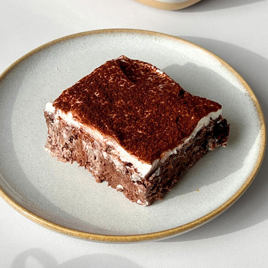 Vegane Baked Oats auf einem Teller