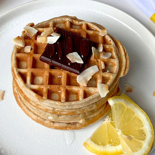 Waffeln mit flüssiger Schokolade getoppt