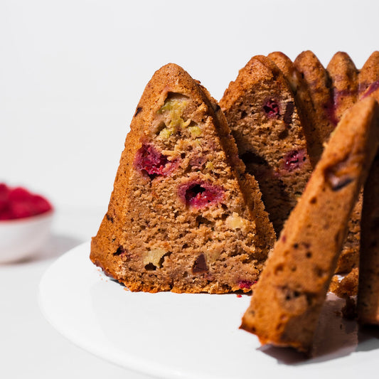 Veganer Rhabarber-Himbeer-Gugelhupf mit Schokoladenstückchen