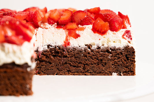 Veganer Erdbeerkuchen mit schokoladigem Boden