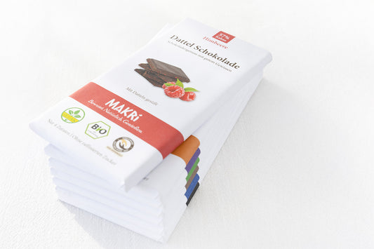 Makri Dattel Schokolade aufeinandergestapelt mit der Sorte Himbeere ganz oben 