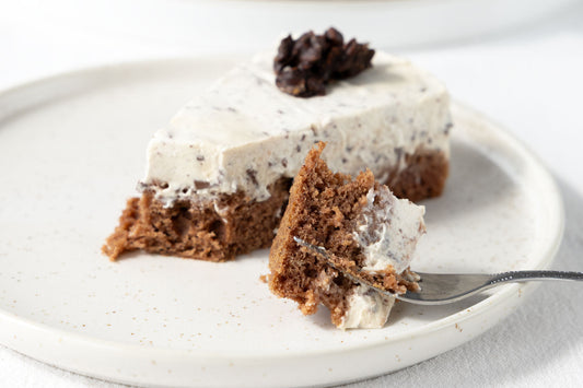 Veganer Stracciatella-Kuchen mit Knusperpralinen-Verzierung