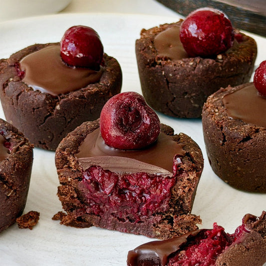 Brownie-Cups mit fruchtiger Kirschfüllung
